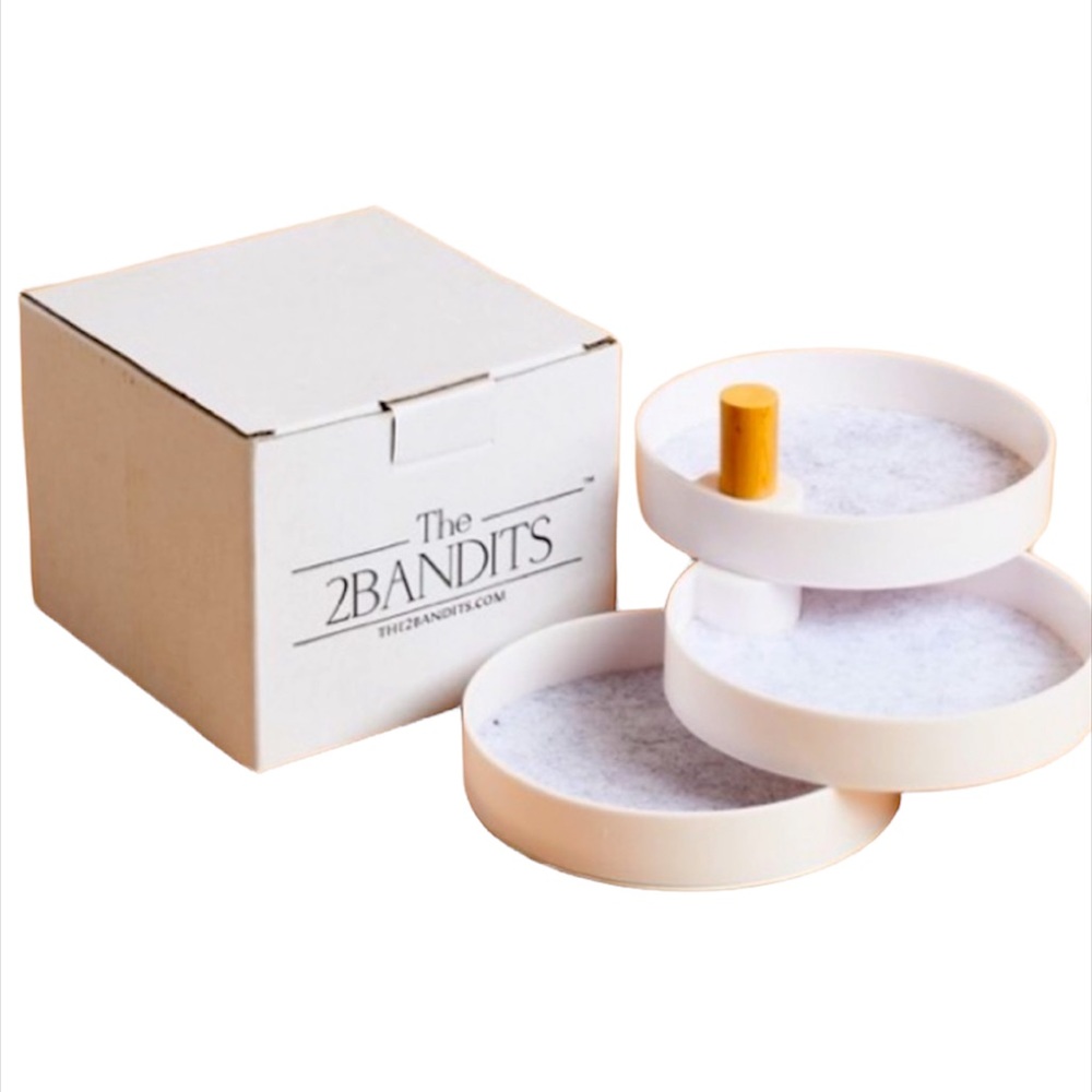 The 2BANDITS Tiered Catchall Plastic Tray.